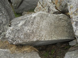 Cantera de Machu Picchu: piedra grande con
                    superficies casi planas