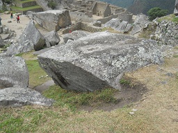 Cantera de Machu Picchu: piedra grande con
                    superficie plana
