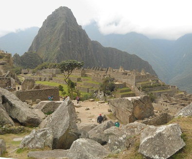 Cantera de Machu Picchu con la vista al
                  mirador Waynapicchu, foto panormica