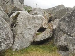 Cantera de Machu Picchu: piedra con una cruz
                    brjula grabada