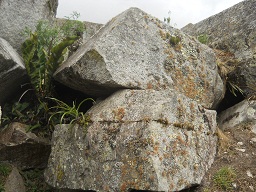 Cantera de Machu Picchu: piedras con cortes
                    rectas