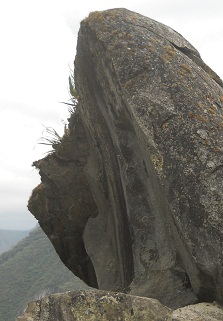 Cantera de Machu Picchu: piedras con superficies
            curbados, primer plano