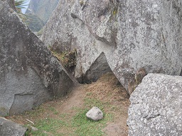 Cantera de Machu Picchu: piedra grande con
                    corte con ngulo recto grande, primer plano