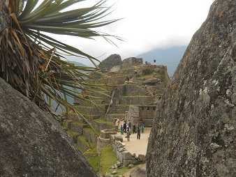 Cantera de Machu Picchu: vista al templo
                    principal y al pirmide del sol 01