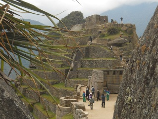 Cantera de Machu Picchu: vista al templo
                    principal y al pirmide del sol 02