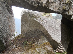 Cantera de Machu Picchu: piedras gigantes con
                    tnel 02