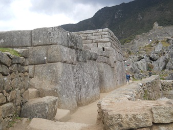 Machu Picchu, cuarto de meditacin, muro con
                    entrada 02