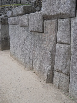 Cuarto de meditacin, la entrada con la piedra
                    gigante derecha 02 con 32 esquinas
