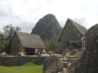 Machu Picchu, grupo de casitas con la piedra
                    sagrada 02