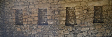 Casita en la zona de la piedra sagrada, muro
                    interior con nichos, foto panormica