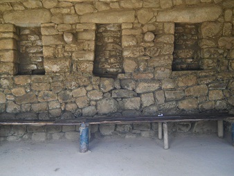 Casita de la zona de la piedra sagrada, muro
                    interior con nichos 03