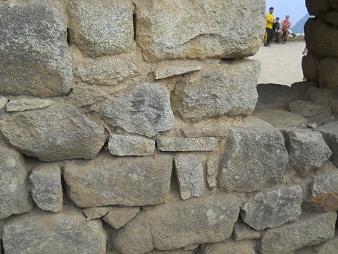 Casita de la zona de la piedra sagrada, muro,
                    primer plano