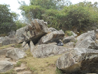 Machu Picchu, zona de la piedra sagrada, cantera con
          piedras planas gigantes 02