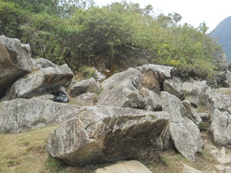 Machu Picchu, zona de la piedra sagrada,
                    cantera con piedras planas gigantes 03