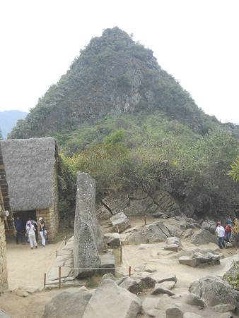Machu Picchu, la piedra sagrada con la vista
                    lateral con el mirador Huaynapicchu al fondo 01