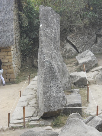 Machu Picchu, piedra sagrada, vista lateral
                    primer plano