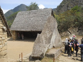 Machu Picchu, piedra sagrada, vista de atrs
                    con casita