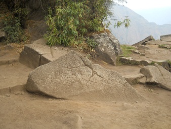 Zona de la entrada al mirador Huaynapicchu,
                    piedras cortadas gigantes hundidas 1