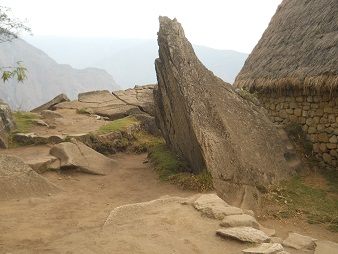 Zona de la entrada al mirador Huaynapicchu,
                    piedras cortadas gigantes hundidas 2