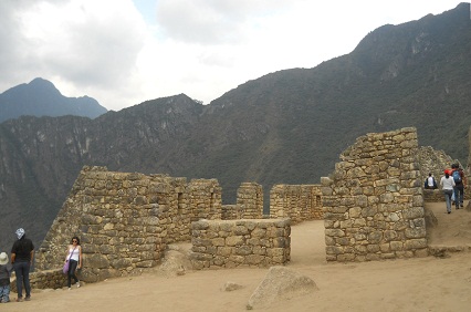Machu Picchu: muros de las casitas de obras,
                    foto panormica