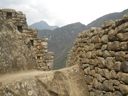 Machu Picchu, casitas de obra, muros