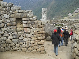 Machu Picchu, casitas de obra, muro con nicho