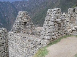Machu Picchu, casitas de obra, muro de frontn con
            ventanas