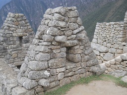 Machu Picchu, casitas de obra, muro de frontn
                    con ventana