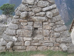 Machu Picchu, casitas de obra, muro de frontn
                    con ventana, primer plano