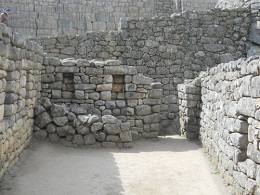 Machu Picchu, casitas, muros con nichos