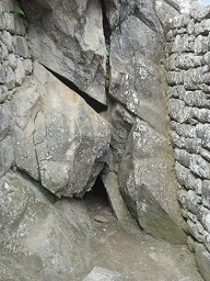 Machu Picchu, casitas de obras, muros con
                    piedra cruda grande