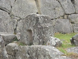 Machu Picchu, otra cantera, piedra con puerta,
                    primer plano