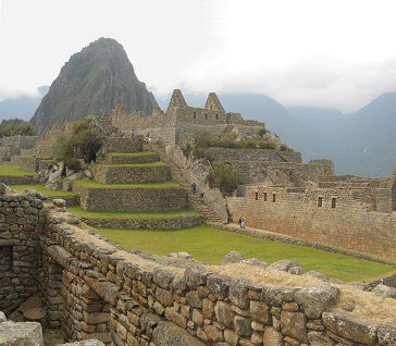 Machu Picchu, vista de la terraza grande al
                    lado de la plaza central al mirador grande
                    Huaynapicchu