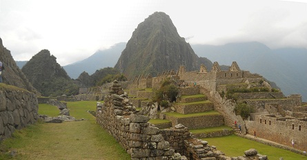 Machu Picchu, vista de la terraza grande al
                    lado de la plaza central a los miradores
                    Huchuypicchu y Huaynapicchu, foto panormica
