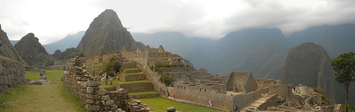 Machu Picchu, vista de la terraza grande al
                    lado de la plaza central a las casitas de obras, al
                    templo de espejos o morteros, al muro grande y a los
                    miradores Huchuypicchu y Huaynapicchu y Putucusi,
                    foto panormica