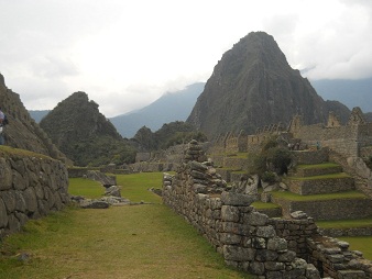 Machu Picchu, vista de la terraza grande al
                    lado de la plaza central a los miradores
                    Huchuypicchu y Huaynapicchu