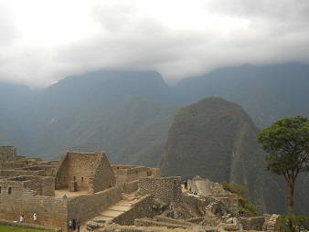 Machu Picchu, vista de la terraza grande al
                    lado de la plaza central al mirador Putucusi