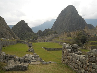 Machu Picchu: vista por la plaza central a los
                  miradores Huchuypicchu y Huaynapicchu