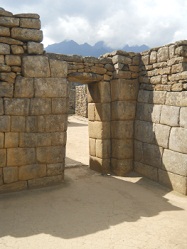 Machu Picchu, casa de espejos o morteros, muro
                    con puerta