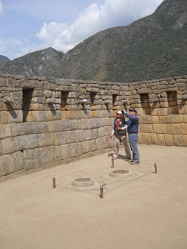 Machu Picchu, templo de morteros o espejos,
                    muros con nichos 02
