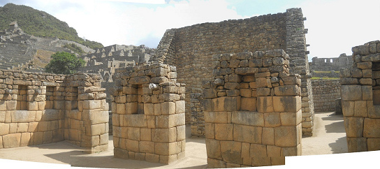 Machu Picchu, templo de morteros o espejos,
                    muros con nichos, foto panormica