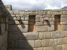 Machu Picchu, templo de morteros o espejos,
                    nichos primer plano 03