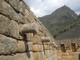 Machu Picchu, templo de morteros o espejos,
                    estacas en el muro primer plano 01