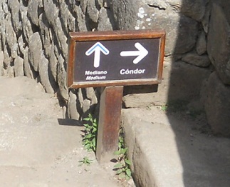 Machu Picchu: el camino de la casa de la
                    princesa al prisin en forma del guila cndor,
                    placa indicador, primer plano