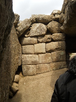 Machu Picchu: muro interior de la prisin en
                    forma del guila cndor 01