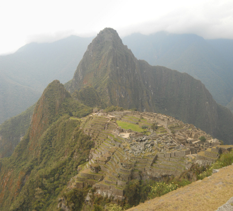 Vista a Machu Picchu con los miradores
                    Huchuypicchu y Huaynapicchu, foto panormica