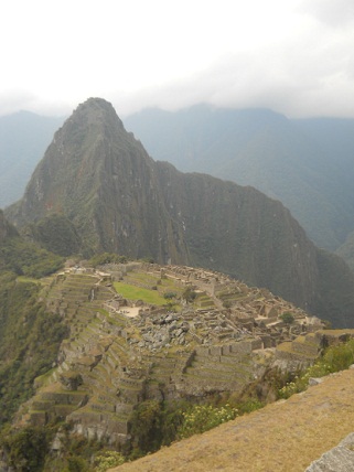 Vista a Machu Picchu con el mirador
                    Huaynapicchu