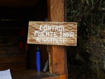 Camino al puente Inca, casa de vigilancia,
                    placa con el aviso para registrarse