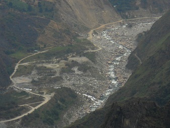 Camino al puente Inca, vista al valle Urubamba,
                    primer plano 02