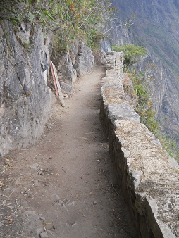Machu Picchu, camino al puente Inca, camino con
                    muralla